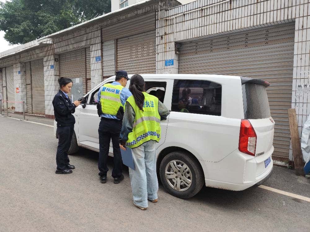 双龙镇开展农村道路专项整治行动